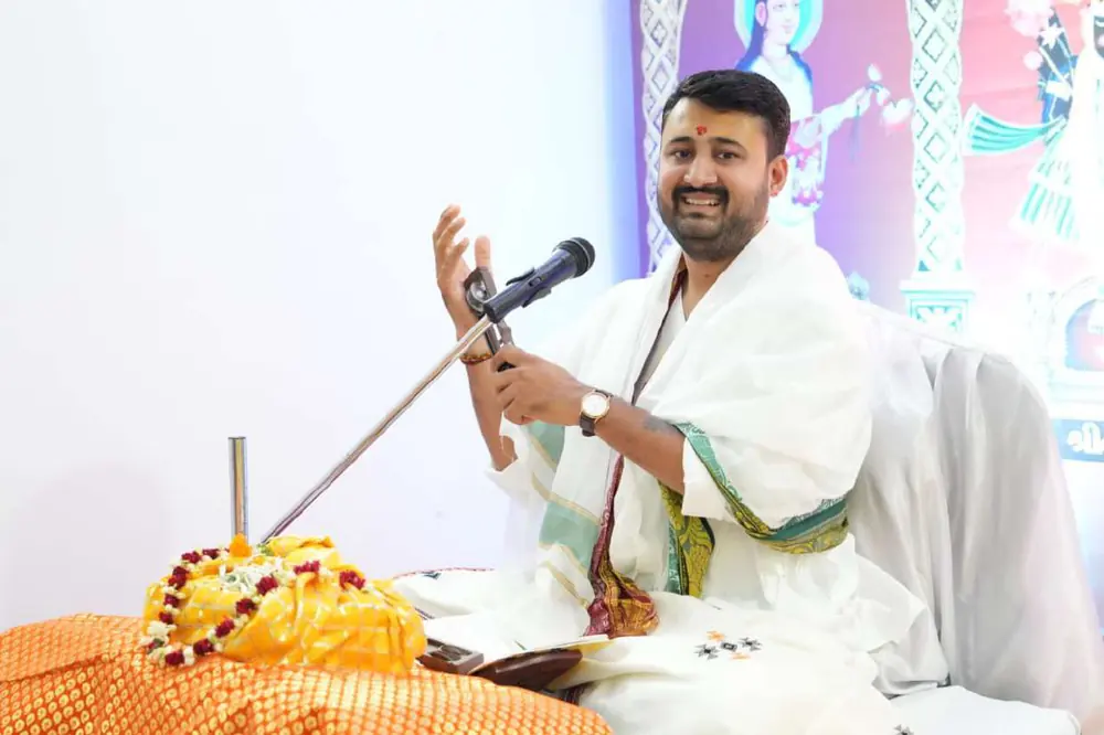 Brajeshbhai Shastriji speaking during a katha